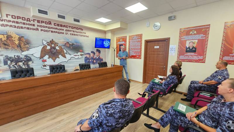 Росгвардейцы встретились с представителем общества «Знание» в Севастополе