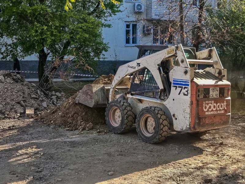Ремонт пешеходных зон на проспекте Генерала Острякова и улице Маршала Геловани подходит к завершению Ремонт пешеходных зон на проспекте Генерала Острякова и улице Маршала Геловани подходит к завершению