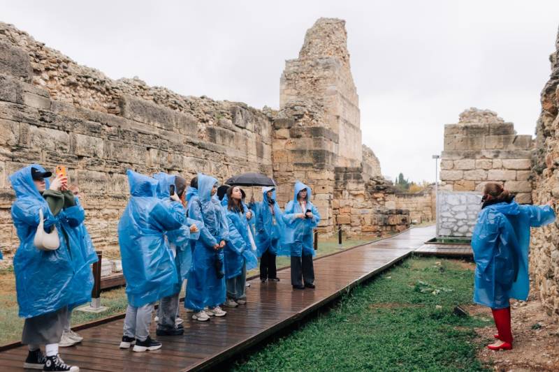 Участники форума «Истоки» даже в непогоду познакомились с «Херсонесом Таврическим»