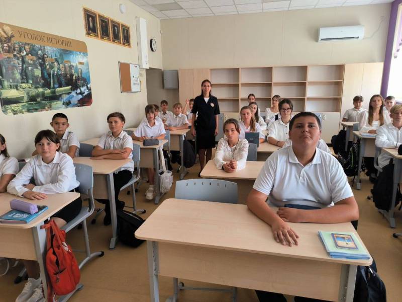 В Севастополе сотрудники полицейского наркоконтроля провели первое в новом учебном году антинаркотическое занятие со школьниками