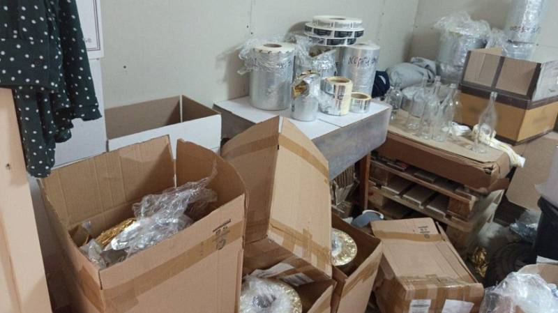 Полицейские Крыма выявили цех по производству сомнительного алкоголя под видом известных брендов