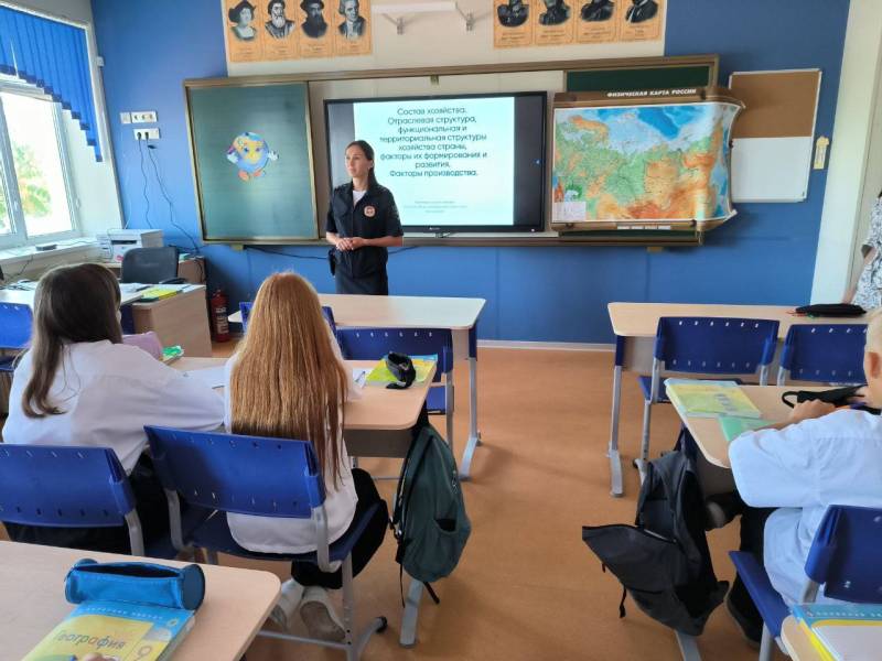 В Севастополе сотрудники полицейского наркоконтроля провели первое в новом учебном году антинаркотическое занятие со школьниками