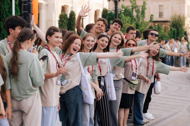 Подростки со всей России съехались в Севастополь Подростки со всей России съехались в Севастополь