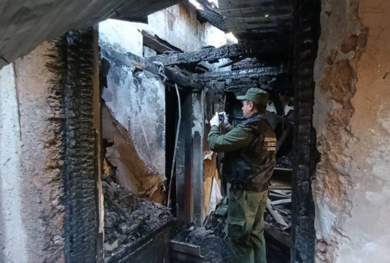 Следователи работают на месте пожара в городе Саки, где погибли две женщины