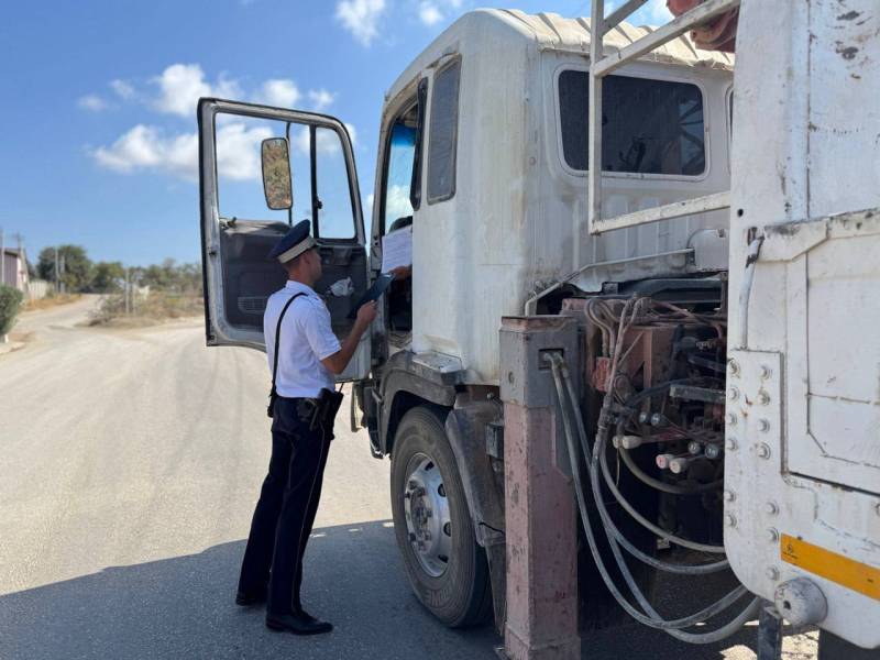 Севастопольские госавтоинспекторы провели профилактический рейд «Грузовик»
