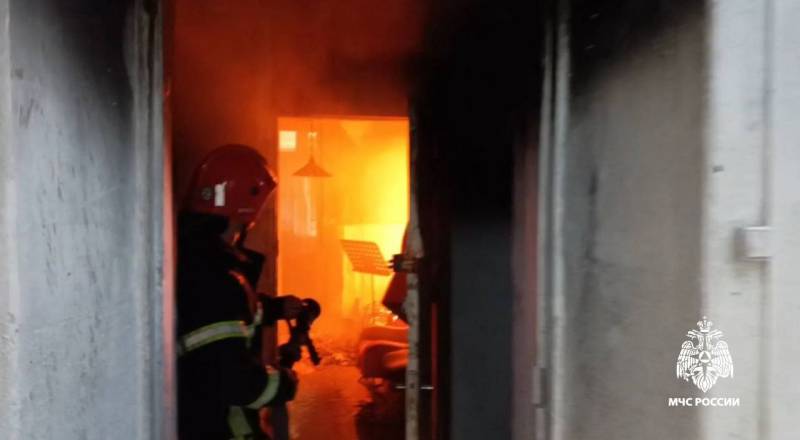 Огнеборцы МЧС России ликвидируют возгорание в Ялте