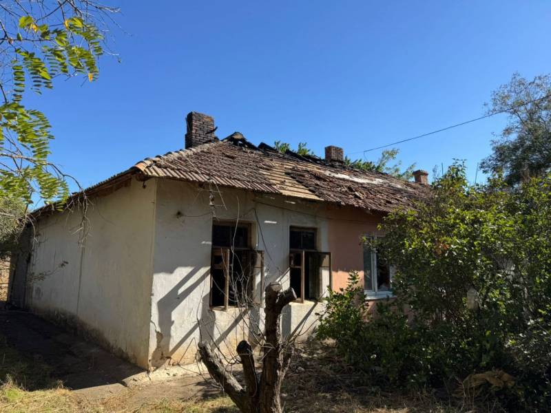 Следователи работают на месте пожара в городе Саки, где погибли две женщины