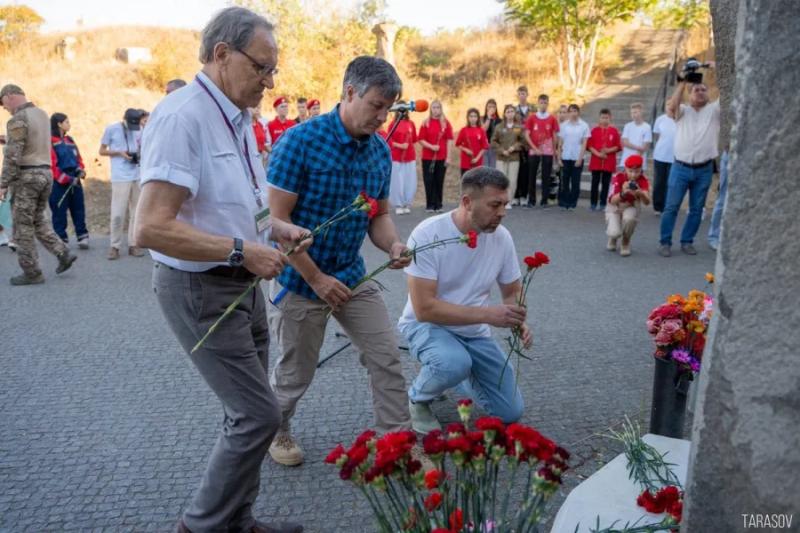 Город-герой Севастополь принял эстафету Всероссийской акции «Марш Знамени Победы» Город-герой Севастополь принял эстафету Всероссийской акции «Марш Знамени Победы»