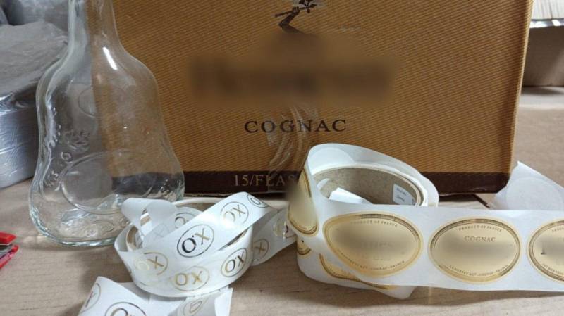 Полицейские Крыма выявили цех по производству сомнительного алкоголя под видом известных брендов