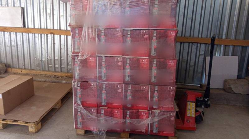 Полицейские Крыма выявили цех по производству сомнительного алкоголя под видом известных брендов