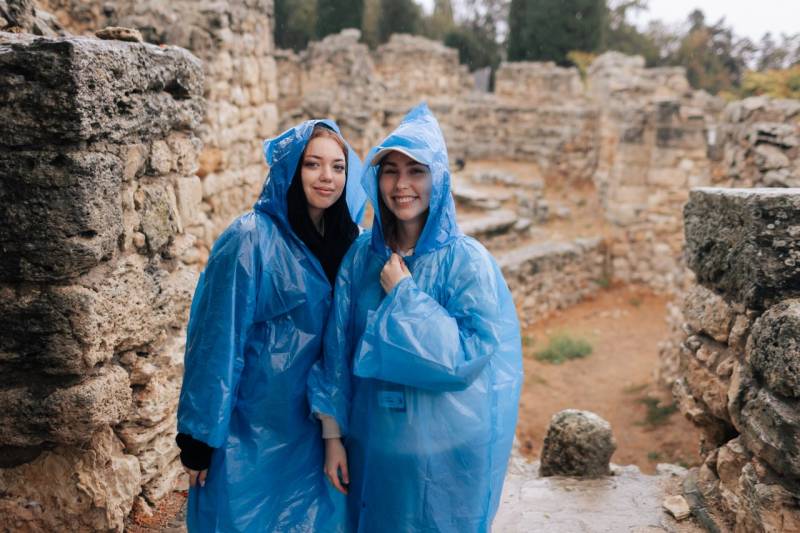 Участники форума «Истоки» даже в непогоду познакомились с «Херсонесом Таврическим»