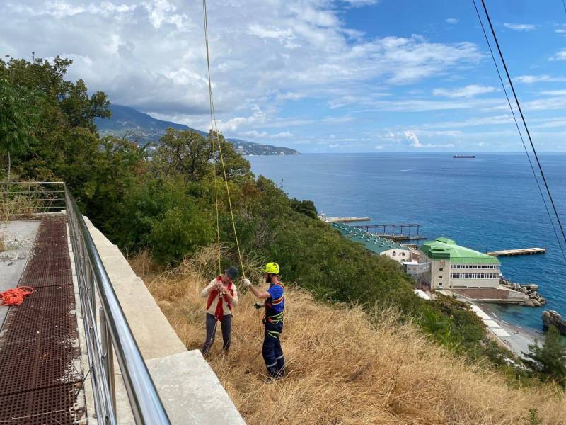Спасение с высоты. Сотрудники Ялтинского аварийно-спасательного отряда«КРЫМ-СПАС» провели учебно-тренировочное занятие на канатной дороге