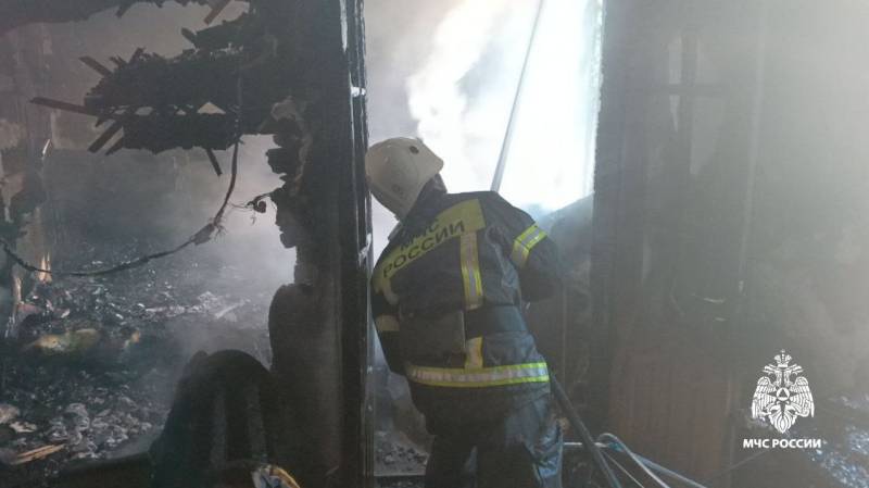 Огнеборцы МЧС России ликвидируют возгорание в Ялте