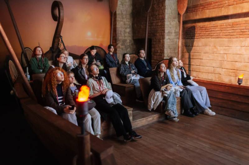 Участники форума «Истоки» даже в непогоду познакомились с «Херсонесом Таврическим»