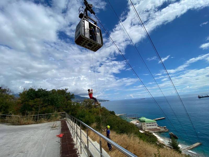 Спасение с высоты. Сотрудники Ялтинского аварийно-спасательного отряда«КРЫМ-СПАС» провели учебно-тренировочное занятие на канатной дороге