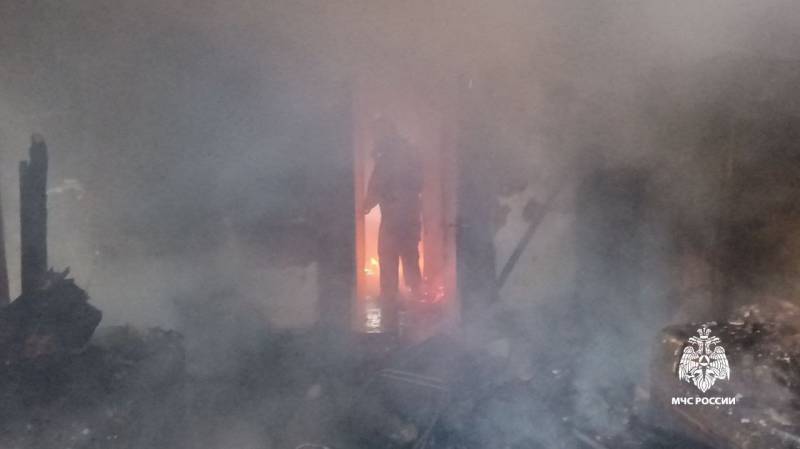 Огнеборцы МЧС России ликвидируют возгорание в Ялте