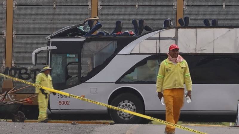 Поезд протаранил автобус в Мексике: есть жертвы