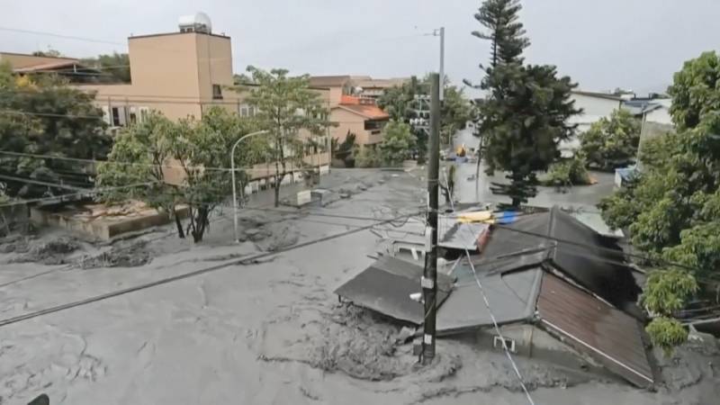 Супертайфун «Рагаса» принёс смерть и разрушения на Тайвань и добрался до Гонконга