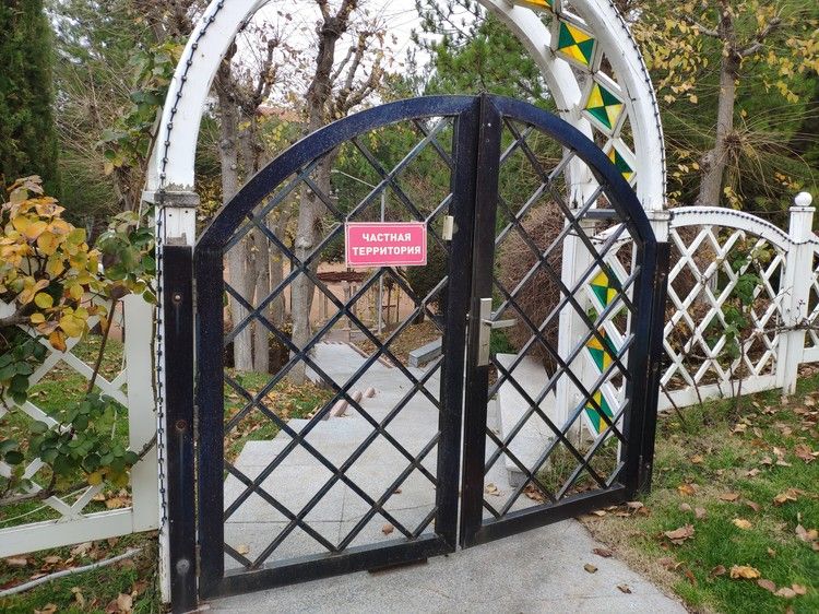 Земля теперь частная, а не в аренде: отец Алсу под Севастополем продает виллу за миллиард