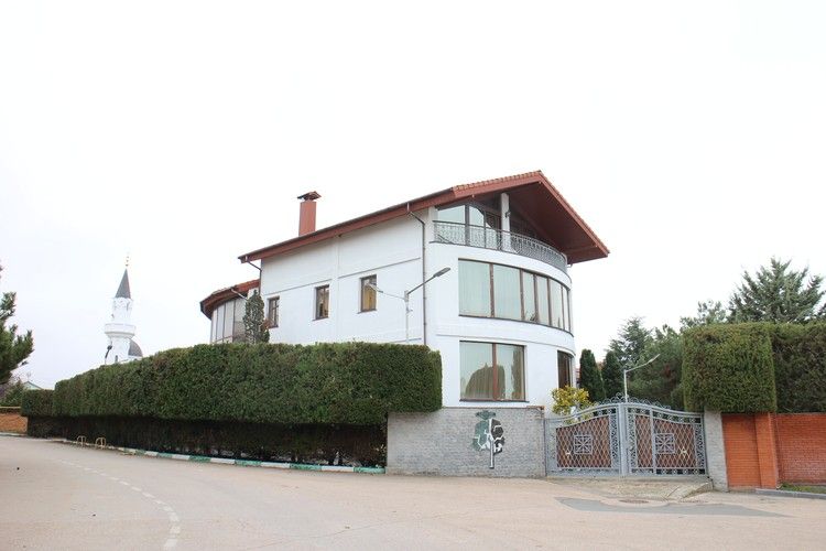 Земля теперь частная, а не в аренде: отец Алсу под Севастополем продает виллу за миллиард