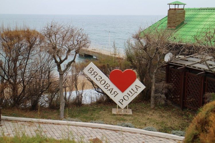 Земля теперь частная, а не в аренде: отец Алсу под Севастополем продает виллу за миллиард