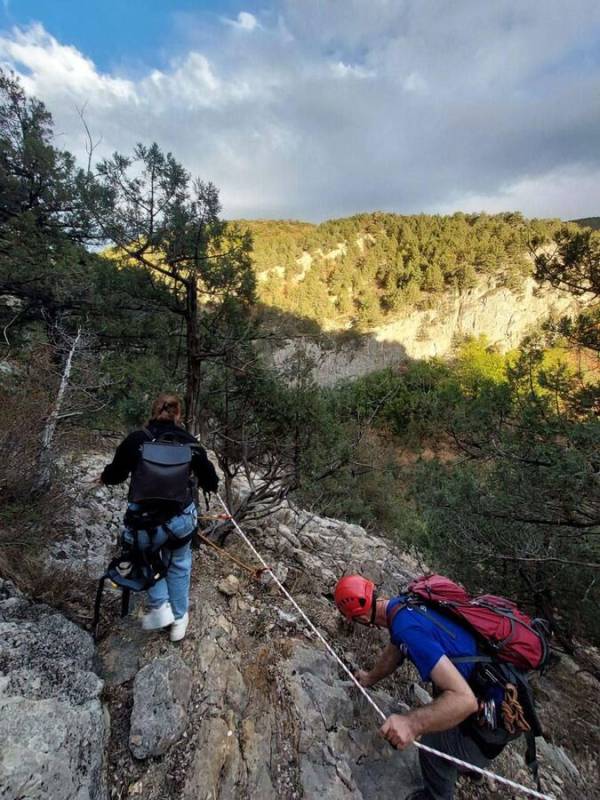 В каньоне под Севастополем спасли группу туристов с детьми