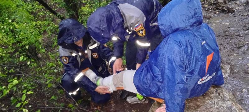 Крымские спасатели оказали помощь туристке на Мангуп-Кале