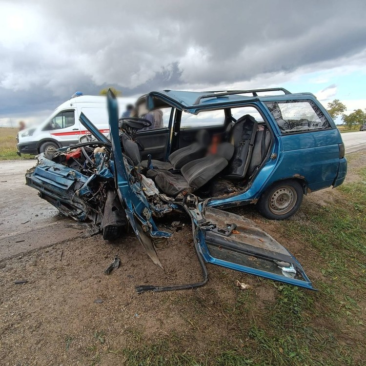 В Крыму столкнулись две легковушки: пострадали четыре человека В Крыму столкнулись две легковушки: пострадали четыре человека