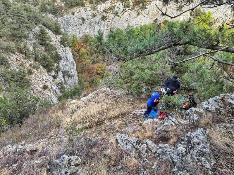 В каньоне под Севастополем спасли группу туристов с детьми