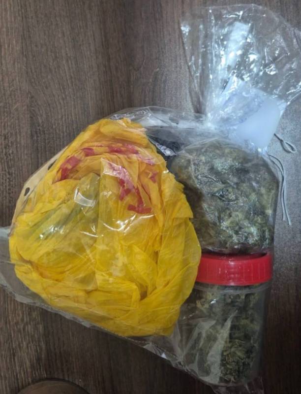 Полицейские в Ялте изъяли у мужчины 96 грамм каннабиса и 350 граммов мефедрона