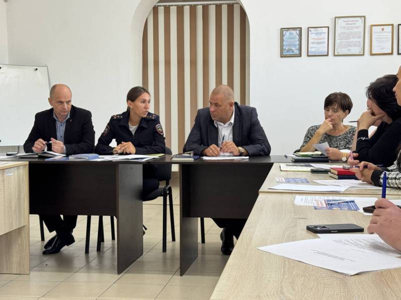 В Севастополе сотрудник полицейского наркоконтроля приняла участие в круглом столе на тему противодействия распространения запрещенных веществ