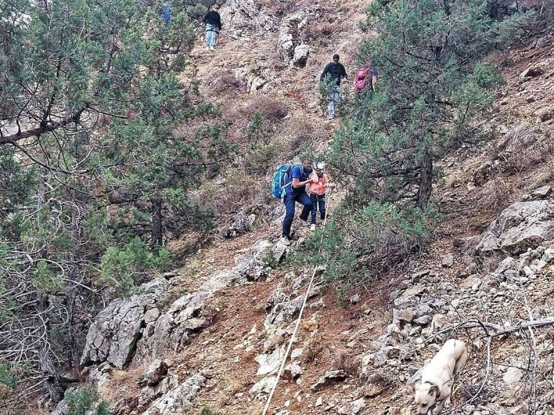 В каньоне под Севастополем спасли группу туристов с детьми