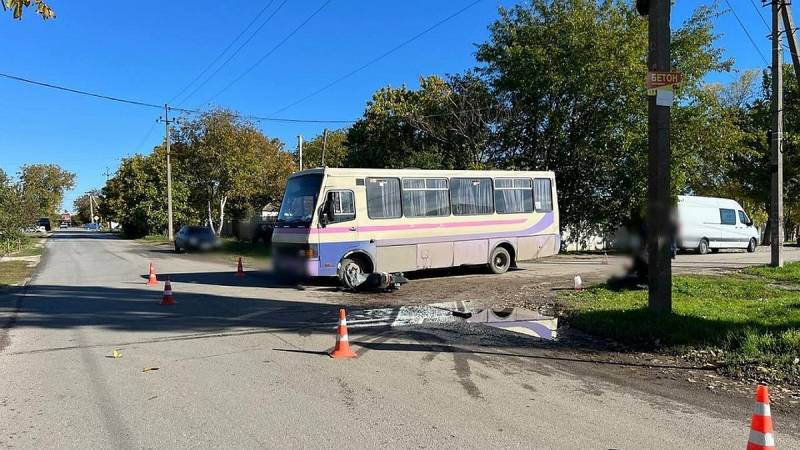 Не уступил дорогу: в Красногвардейском водитель автобуса сбил 23-летнего парня на мопеде