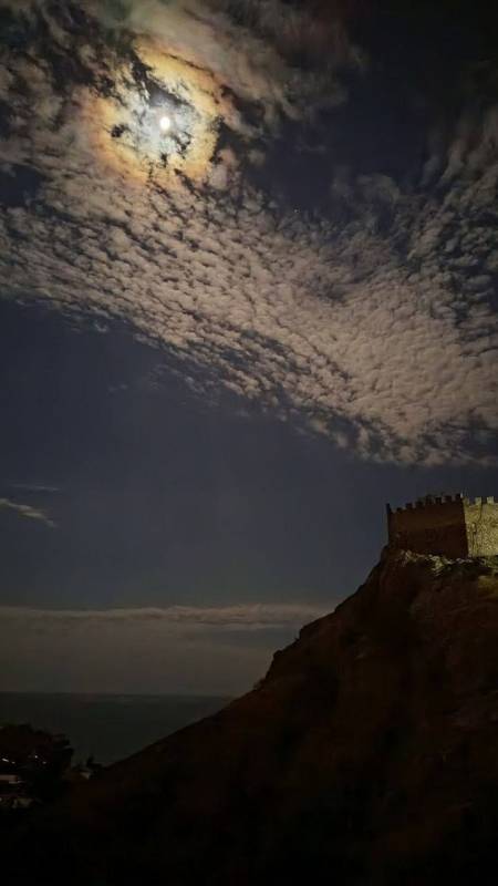 Необычно большую яркую Луну севастопольцы и жители других регионов могли наблюдать прошлой ночью и утром