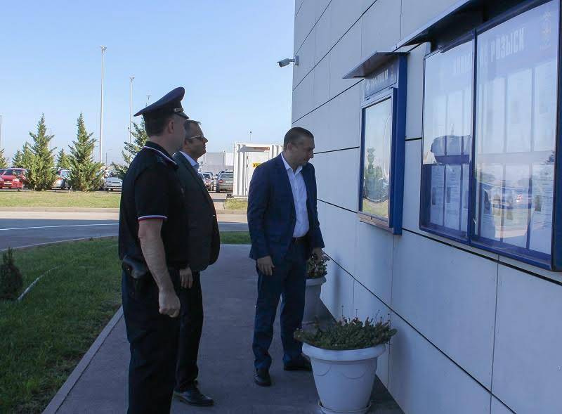 Общественники Крыма проверили работу линейного отдела полиции в аэропорту Симферополь Общественники Крыма проверили работу линейного отдела полиции в аэропорту Симферополь