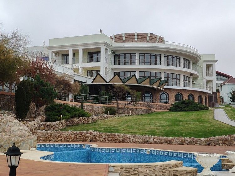 Земля теперь частная, а не в аренде: отец Алсу под Севастополем продает виллу за миллиард