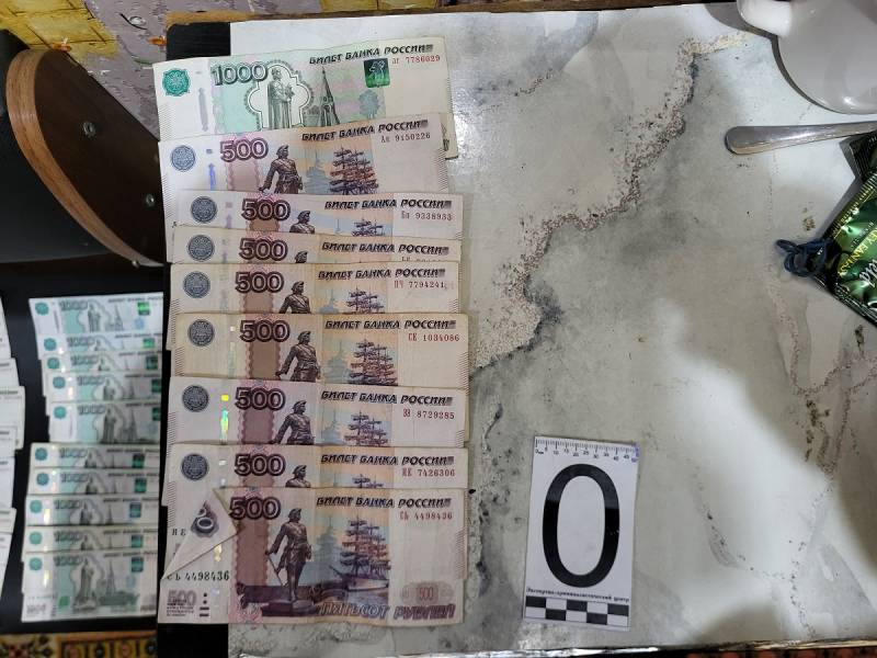 Застолье завершилось кражей: в Евпатории полицейские по горячим следам изобличили подозреваемого в краже у соседа