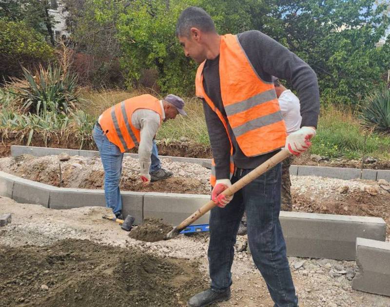 На улице Адмирала Фадеева начался ремонт внутриквартальной дороги