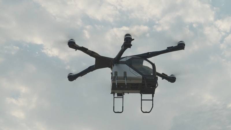 Китайский аэрокар Land Aircraft Carrier полетал в небе над Дубаем