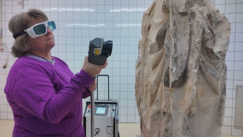Лазерное «emstrongомоложение»/em/strong статуй: как реставраторы в Лувре обновляют скульптуры