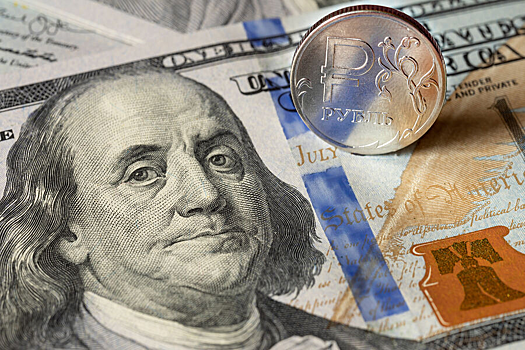 Курс доллара на внебиржевом рынке упал ниже 78 рублей