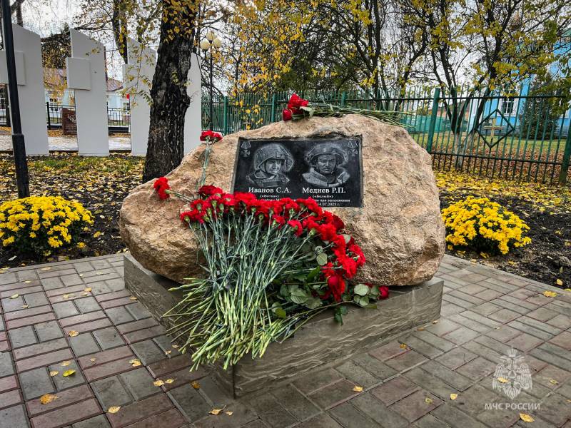 Память о погибших севастопольских пиротехниках МЧС России увековечили в Курской области