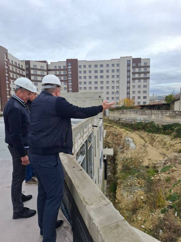 Вместе с главным врачом городской больницы № 5 Натальей Борисовной Шайнер встретились с генеральным подрядчиком на проблемном объекте «Строительство детской поликлиники на 100 посещений в смену на Корабельной стороне» -... Вместе с главным врачом городской больницы № 5 Натальей Борисовной Шайнер встретились с генеральным подрядчиком на проблемном объекте «Строительство детской поликлиники на 100 посещений в смену на Корабельной стороне» -...