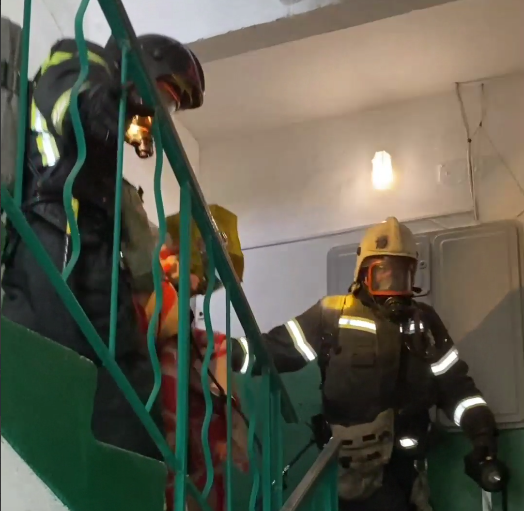 В Феодосии из горящей пятиэтажки спасли мужчину и эвакуировали 20 жильцов В Феодосии из горящей пятиэтажки спасли мужчину и эвакуировали 20 жильцов