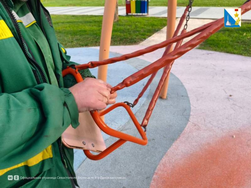 Специалисты ГБУ «Парки и скверы» завершили работы по ремонту и очистке детской площадки в парке Учкуевки