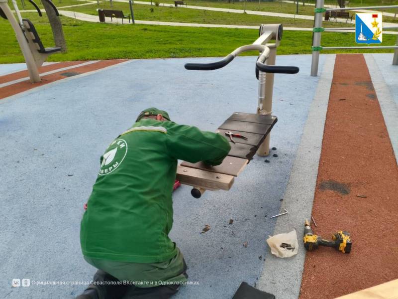 Специалисты ГБУ «Парки и скверы» завершили работы по ремонту и очистке детской площадки в парке Учкуевки