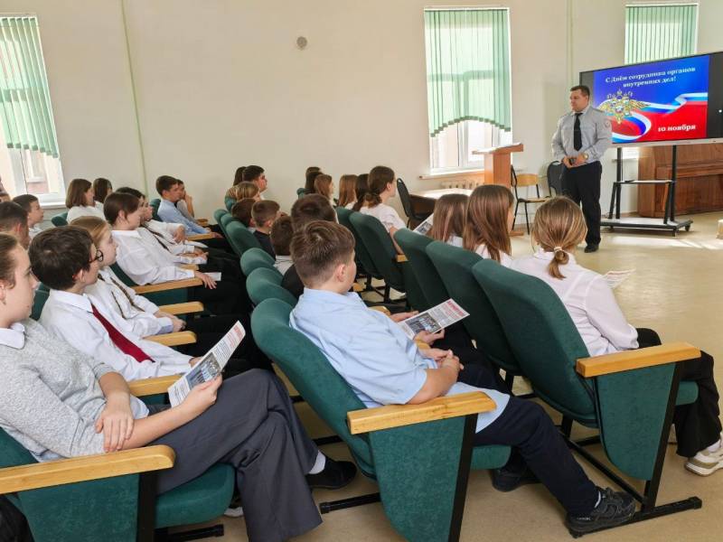 Полицейские г. Феодосии провели профориентационную беседу в школе