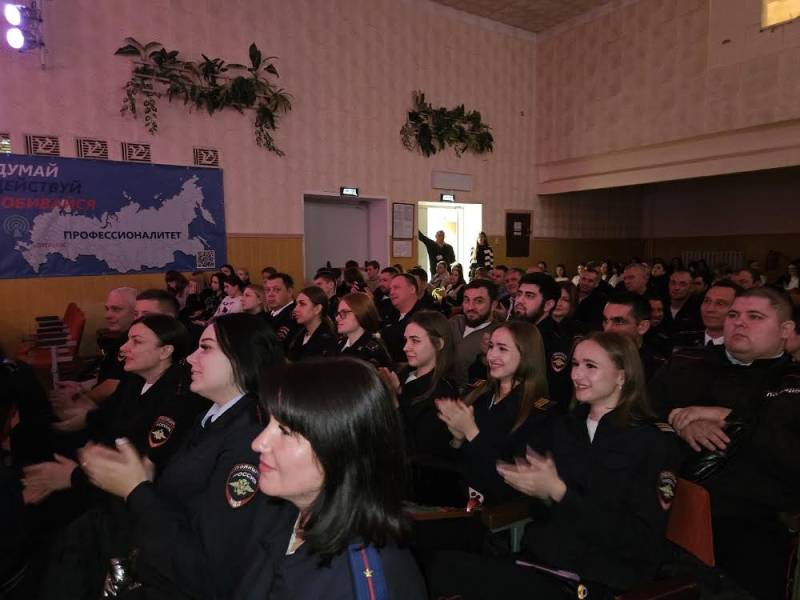 Торжественные мероприятия в честь Дня сотрудника органов внутренних дел Российской Федерации прошли во всех линейных подразделениях Управления на транспорте МВД России по Южному федеральному округу