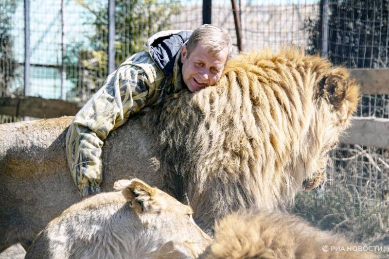 В Крыму директор сафари-парка, переживший нападение льва, вернулся к работе