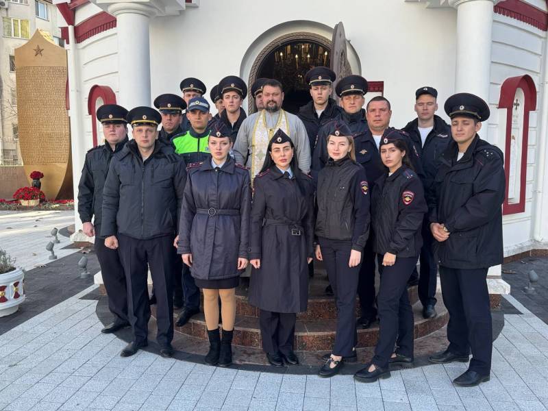 Сотрудники Госавтоинспекции МВД по Республике Крым зажгли в храме свечи в память о жертвах автокатастроф